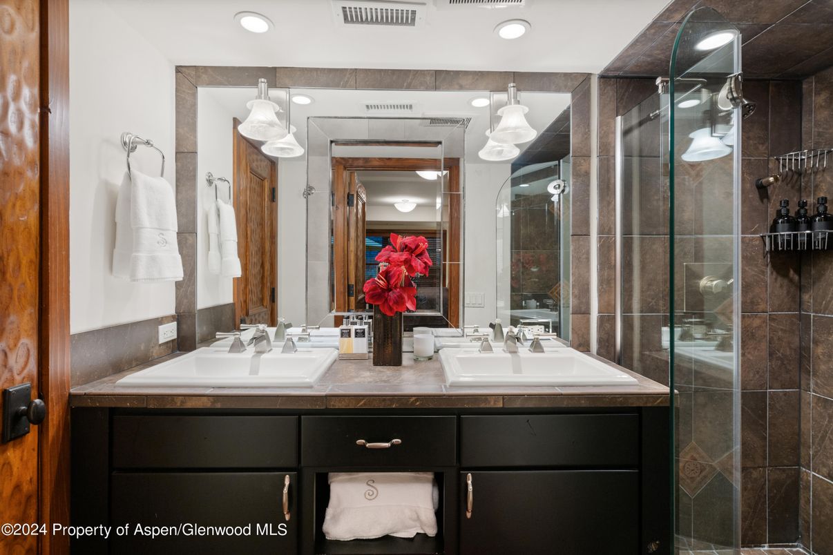 Bathroom, Dual Sink Vanities, Interior, Recessed Lighting