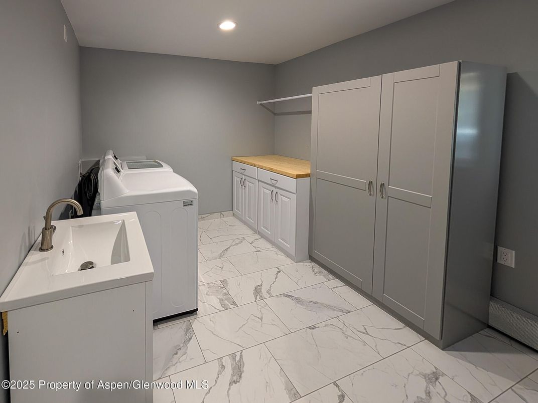 Interior, Marble, Recessed Lighting, Washer