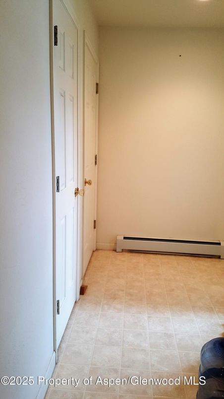Empty room, Interior