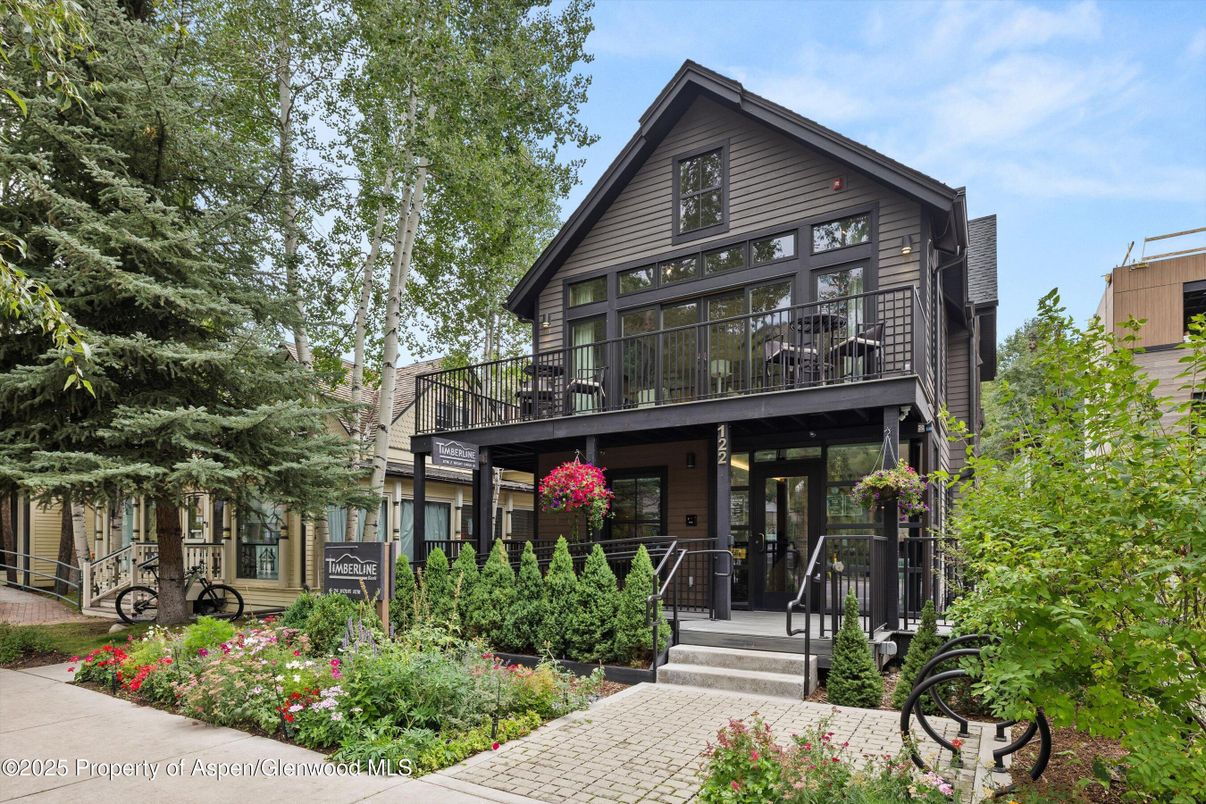 Exterior, Facade, Queen Anne Victorian