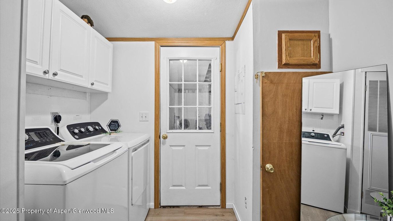 Interior, Utility Closets, Washer, Wood Texture Flooring