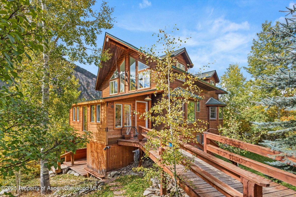Exterior, Facade, Log Home