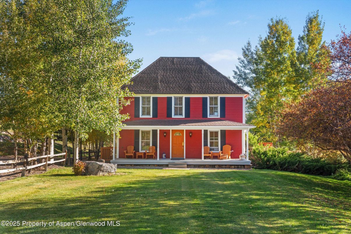 Backyard, Exterior, Facade, Queen Anne Victorian