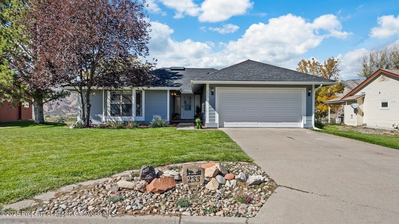 Attached, Exterior, Facade, Ranch