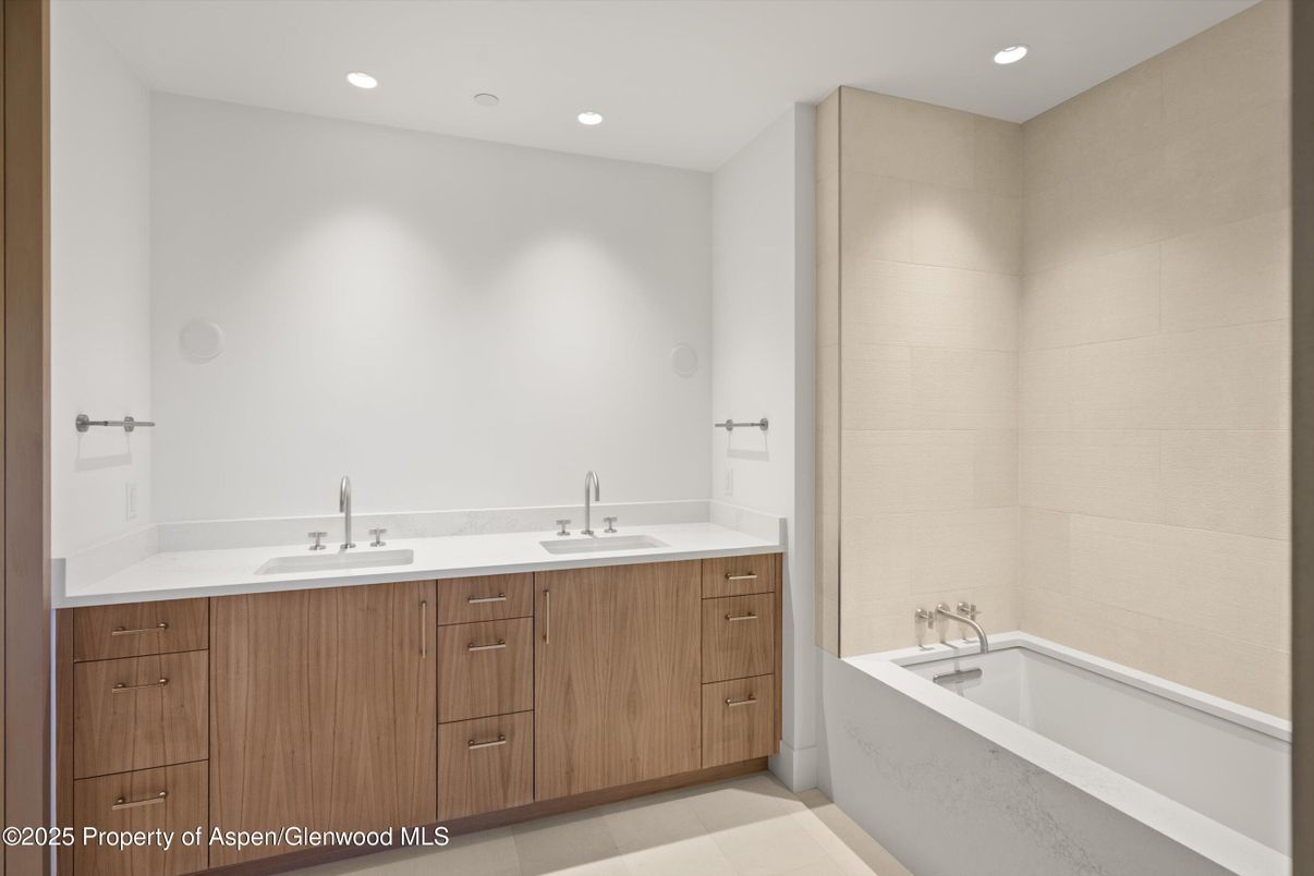 Bathroom, Dual Sink Vanities, Interior, Recessed Lighting