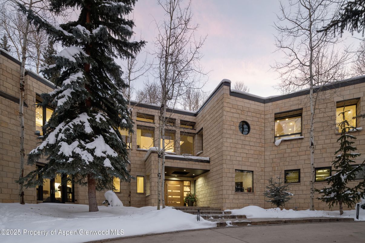 Exterior, Facade, Rowhouse