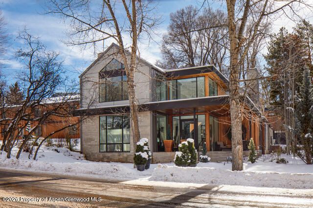 Exterior, Facade, Modern