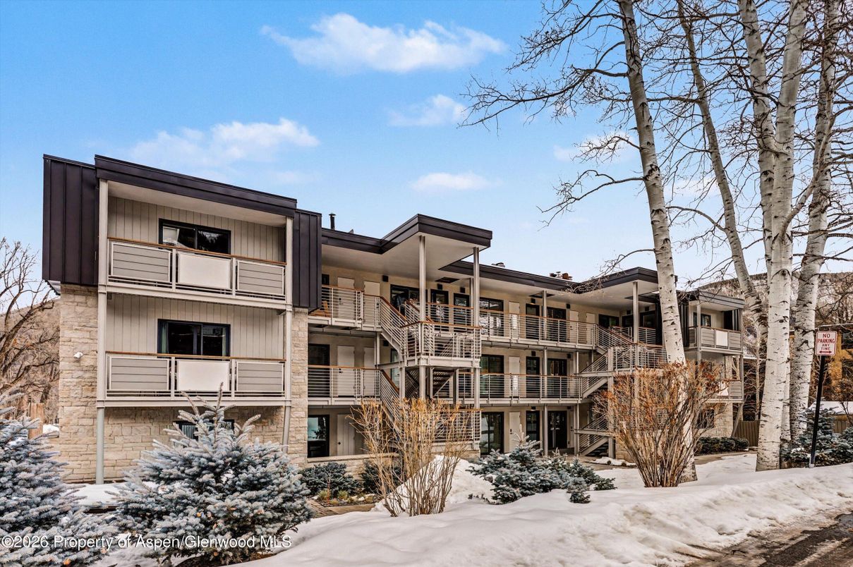 Exterior, Facade, Modern