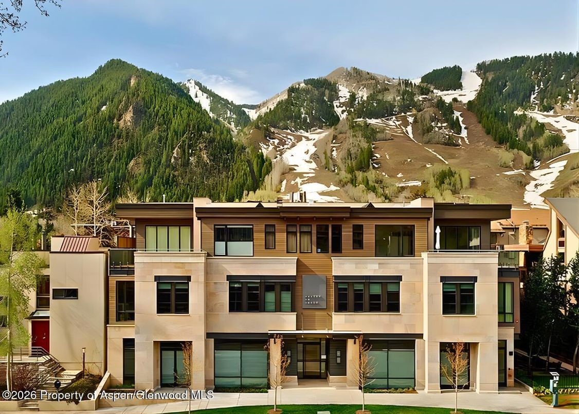 Exterior, Facade, Modern