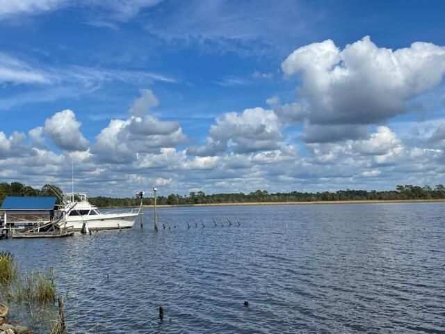 Exterior, Lake