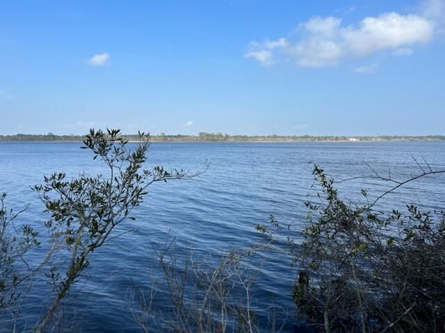 Exterior, Lake