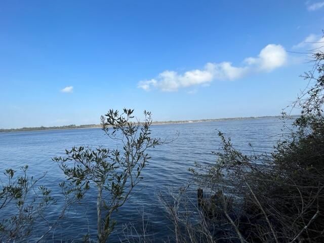 Exterior, Lake