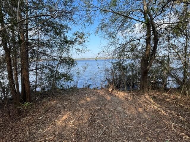 Exterior, Lake