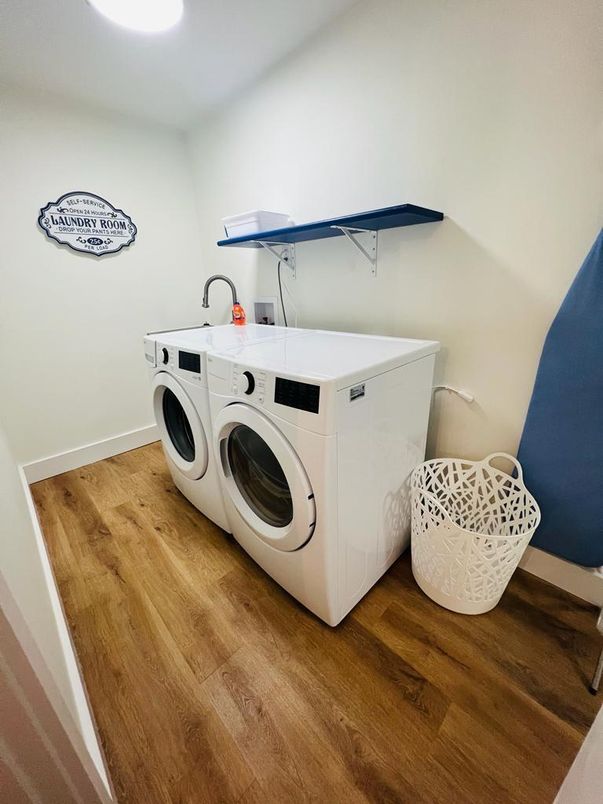 Interior, Washer, Wood Texture Flooring