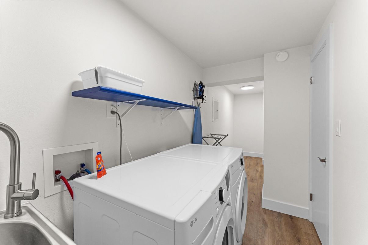Interior, Recessed Lighting, Washer, Wood Texture Flooring