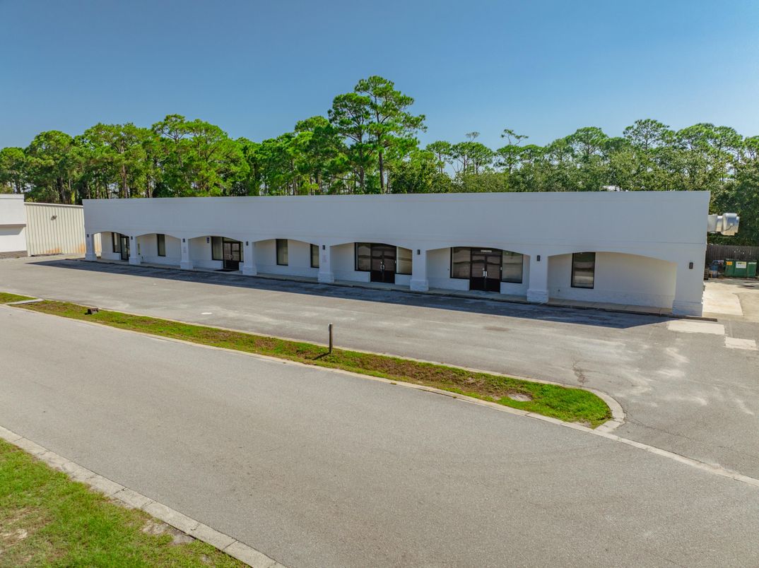Exterior, Facade, Ranch