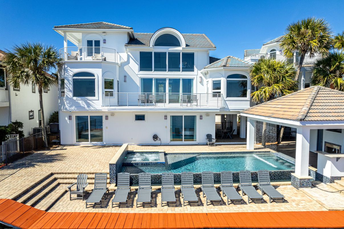 Exterior, Facade, Pool, Mediterranean