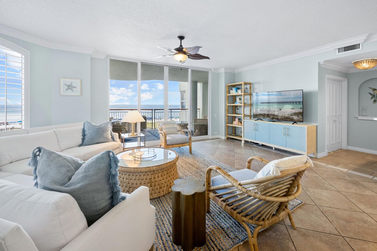 Interior, Living room, Water