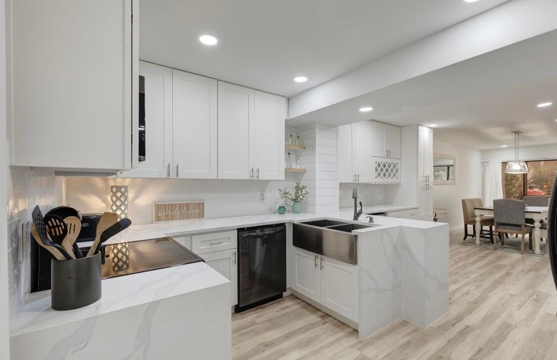 Dining room, Interior, Kitchen, Pendant Lights, Recessed Lighting, Wood Texture Flooring