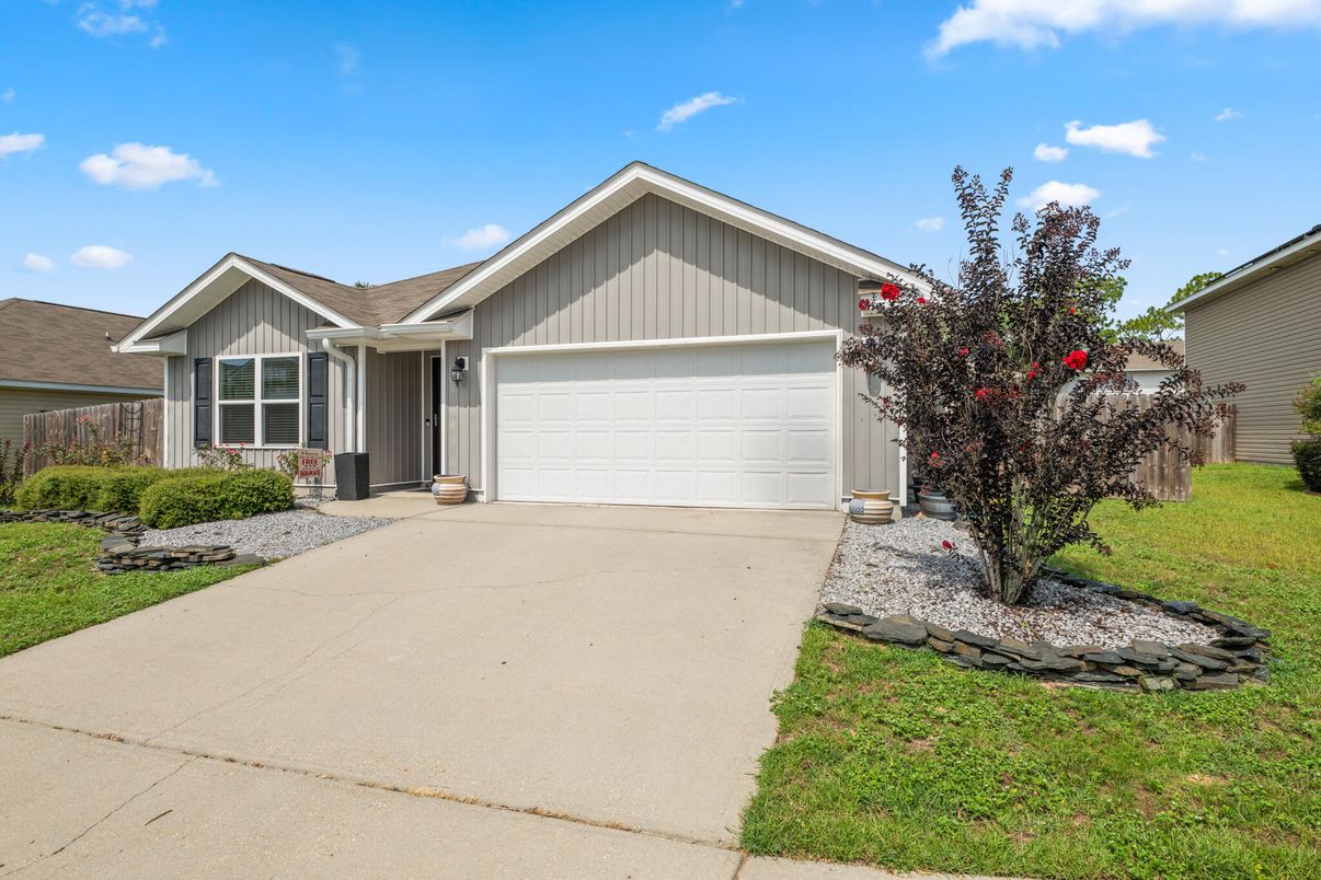 Attached, Exterior, Facade, Ranch