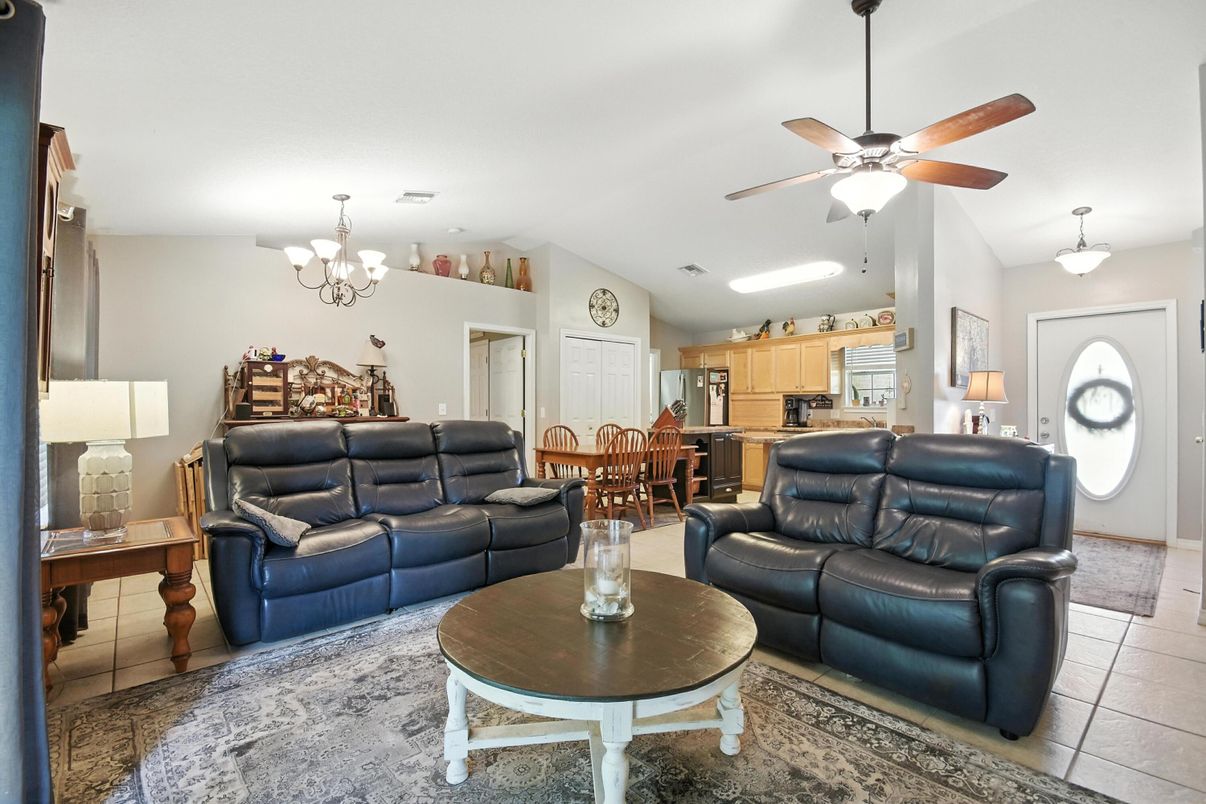 Chandelier, Dining room, Interior, Kitchen, Living room, Stainless Steel Appliances