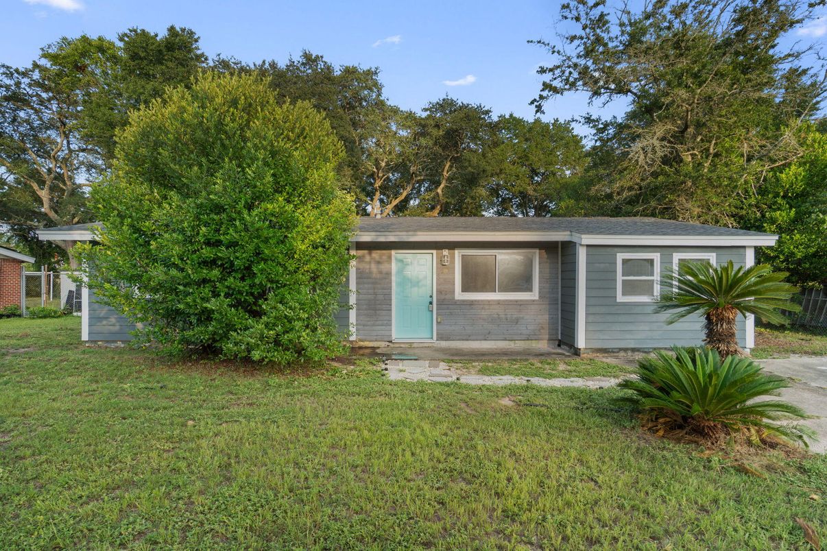 Backyard, Exterior, Facade, Ranch