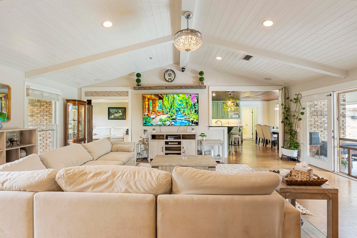 Chandelier, Dining room, Interior, Living room, Pendant Lights, Recessed Lighting, Wood Texture Flooring