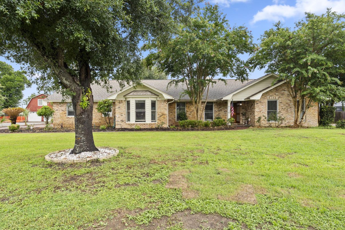 Backyard, Exterior, Facade, Brick Facade, Ranch