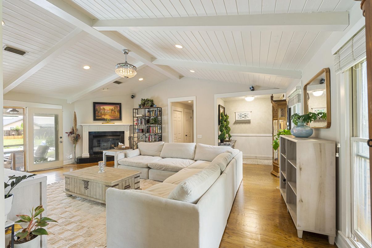 Fireplace, Interior, Living room, Pendant Lights, Recessed Lighting, Wood Texture Flooring