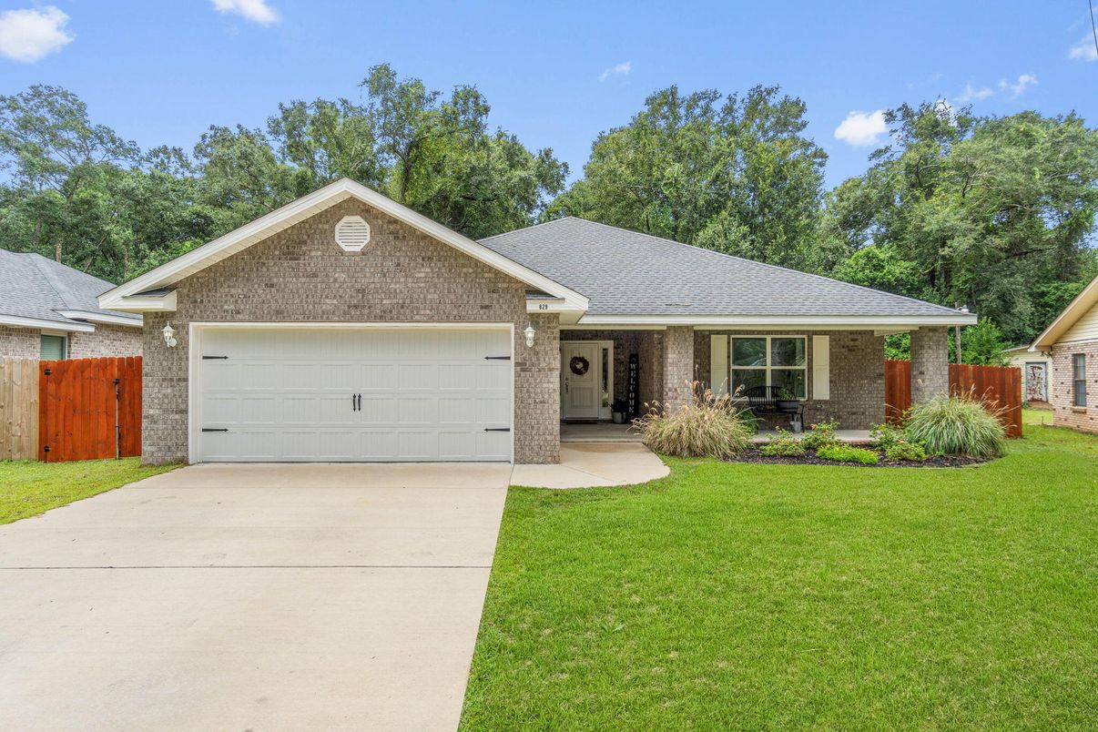 Attached, Exterior, Facade, Brick Facade, Ranch