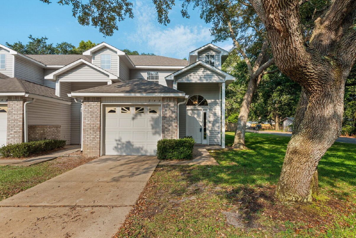Attached, Exterior, Facade, American Craftsman