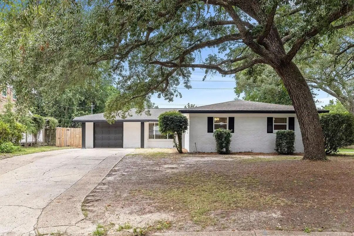Attached, Exterior, Facade, Ranch
