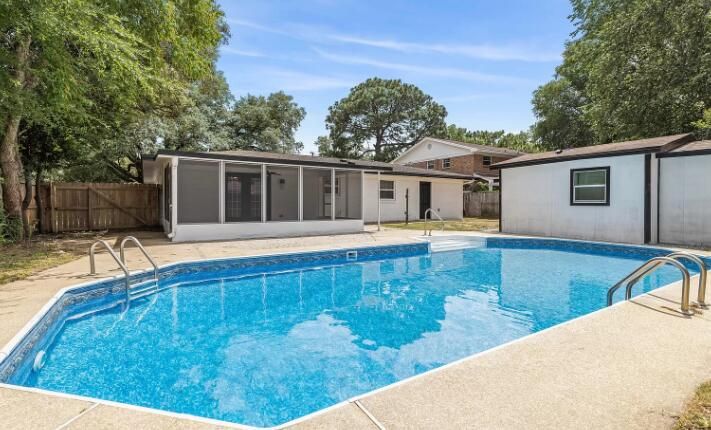 Exterior, Pool