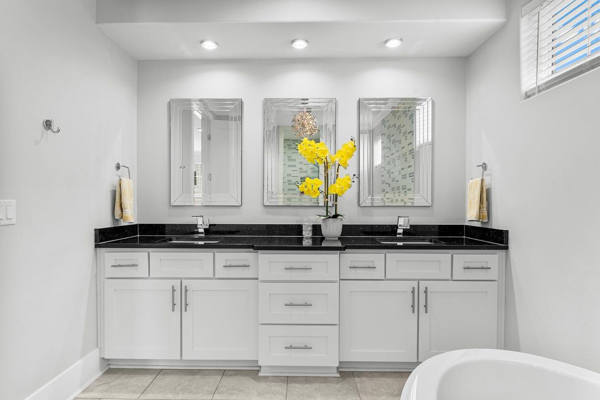 Bathroom, Dual Sink Vanities, Interior, Recessed Lighting