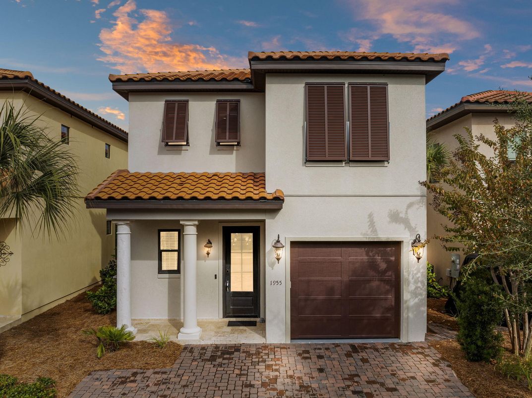 Attached, Exterior, Facade, Mediterranean