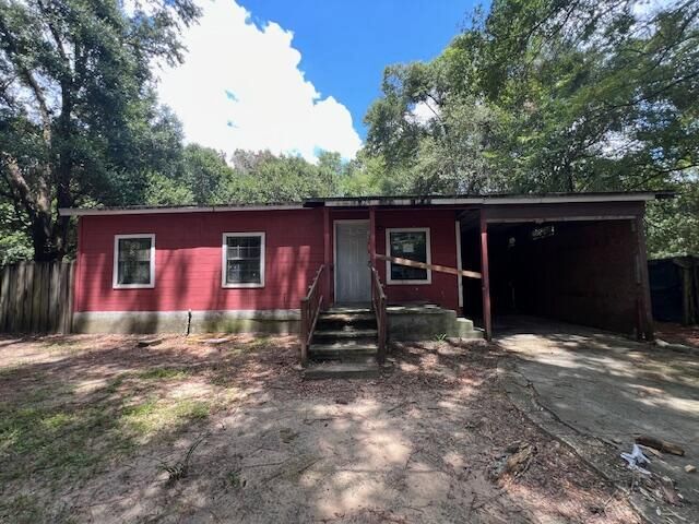Exterior, Facade, Ranch