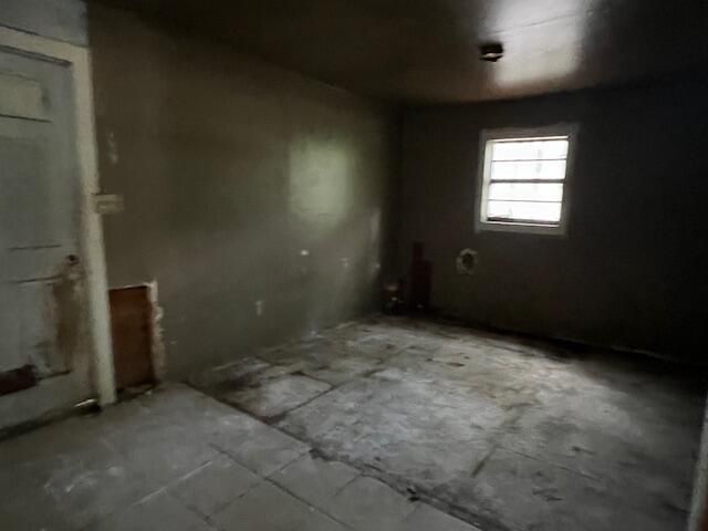 Empty room, Interior
