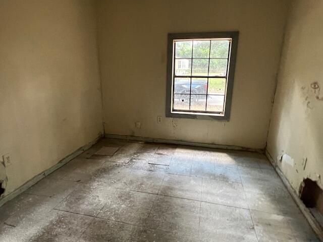Empty room, Interior