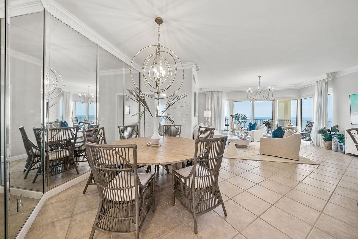 Chandelier, Dining room, Interior, Living room, Pendant Lights, Water