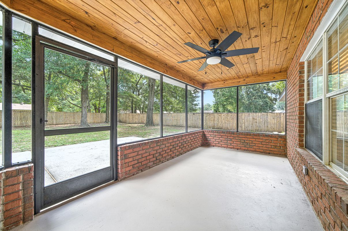 Empty room, Interior, Sun Room, Wooden Ceilings