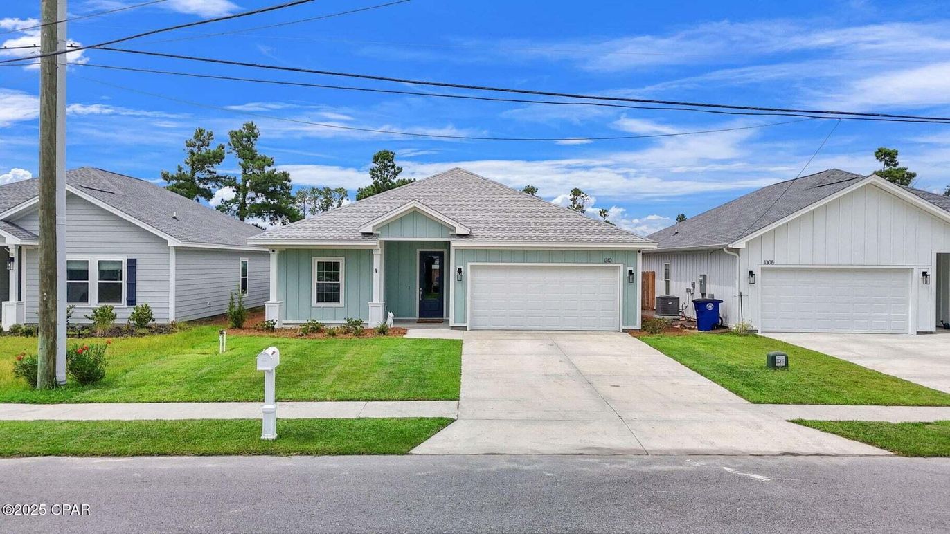 Attached, Exterior, Facade, Ranch