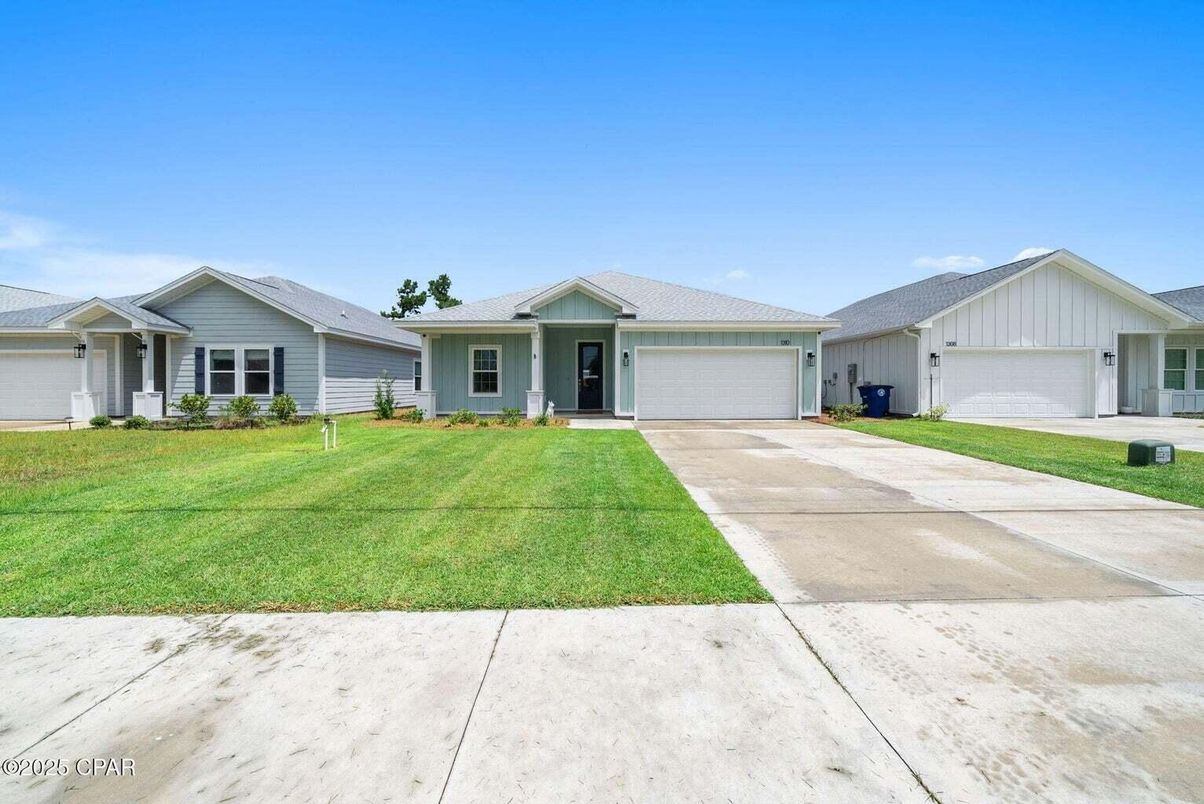 Attached, Exterior, Facade, Ranch