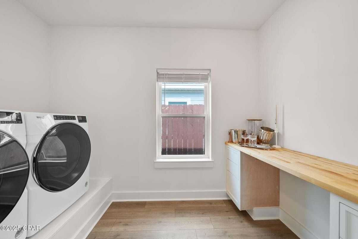 Interior, Washer, Wood Texture Flooring
