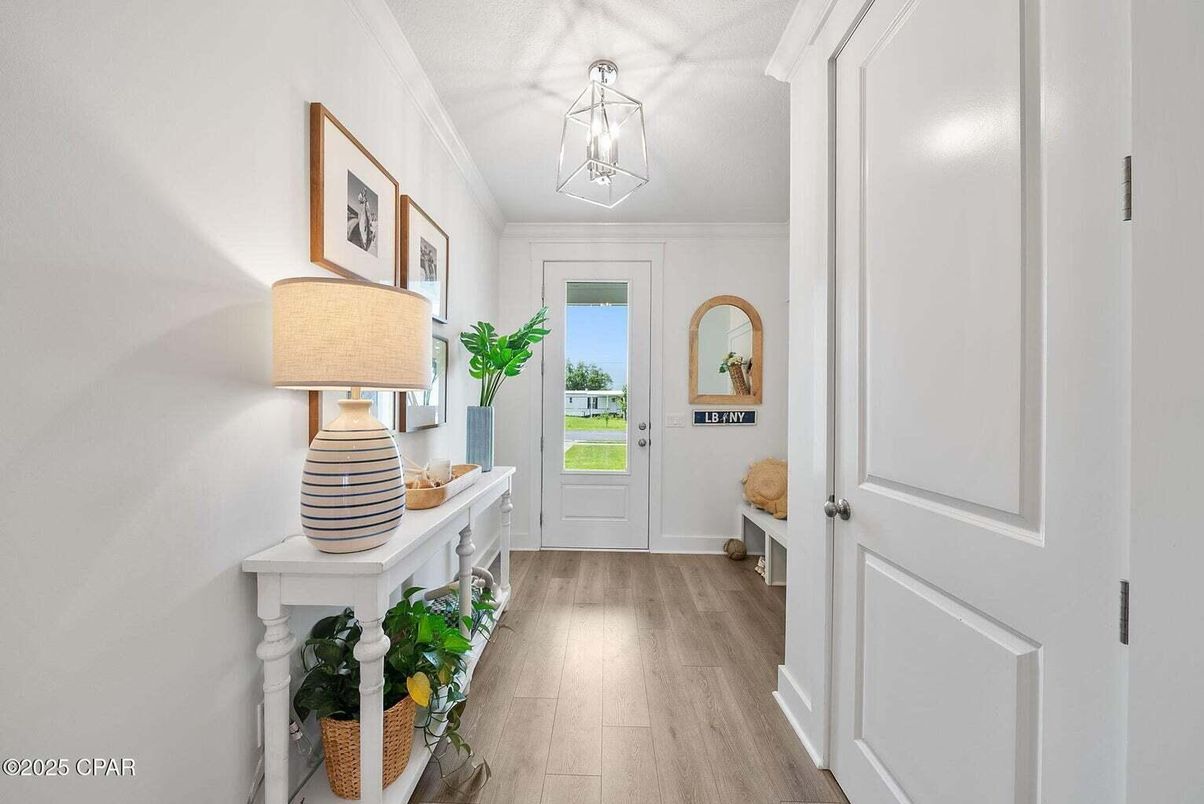 Interior, Pendant Lights, Wood Texture Flooring