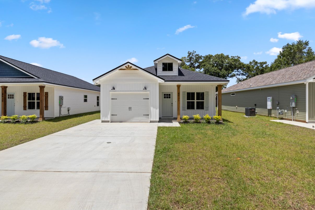 Attached, Exterior, Facade, Farmhouse