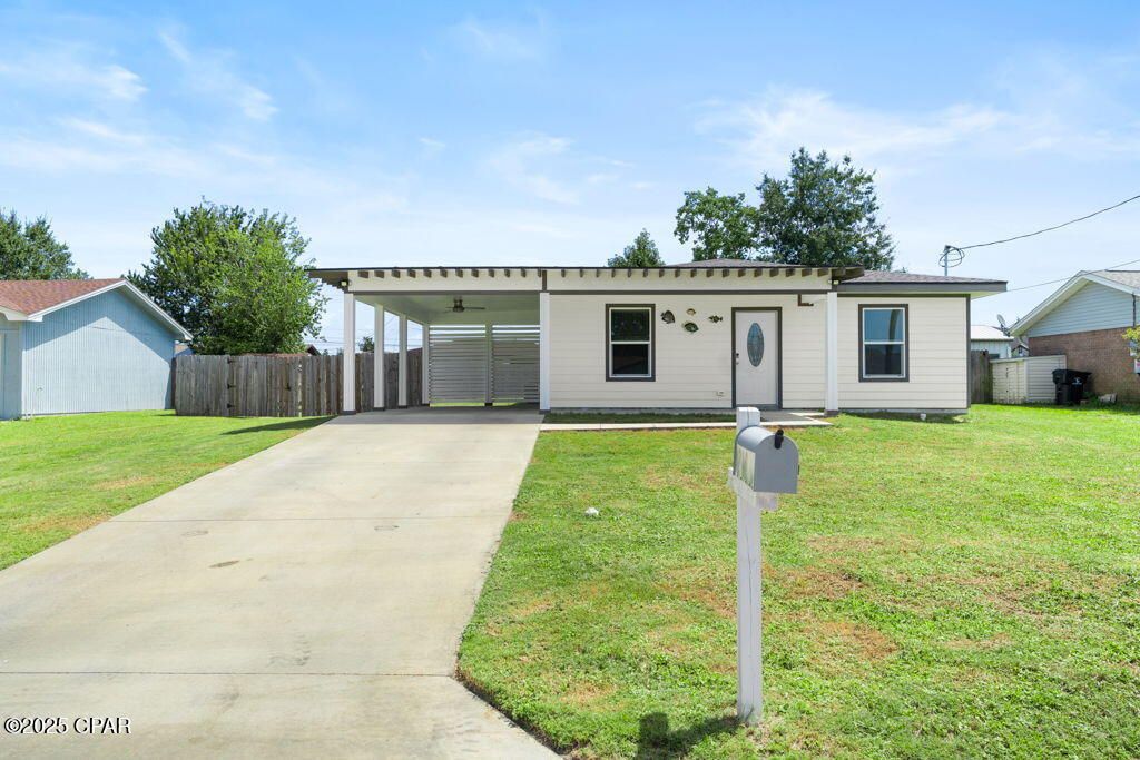 Backyard, Exterior, Facade, Ranch