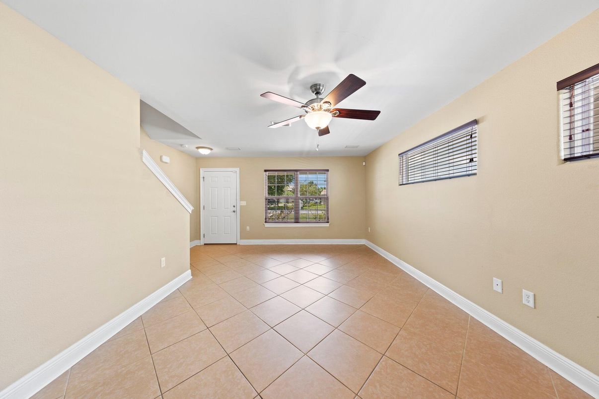 Empty room, Interior