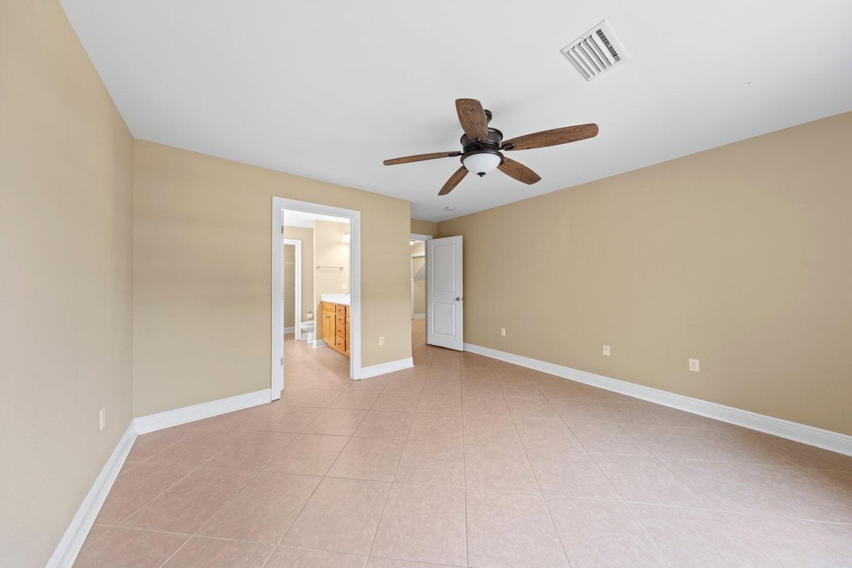 Empty room, Interior