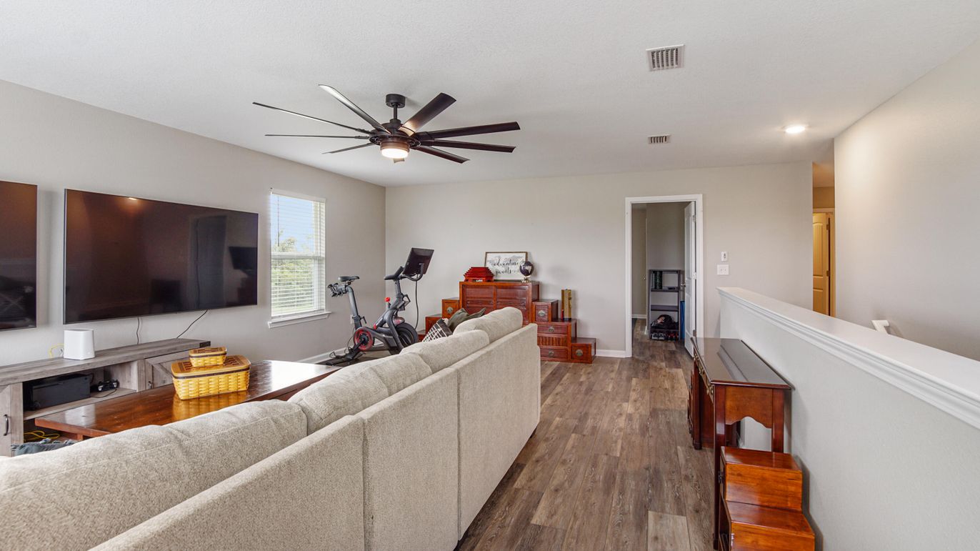 Fitness Equipment, Interior, Living room, Recessed Lighting, Wood Texture Flooring