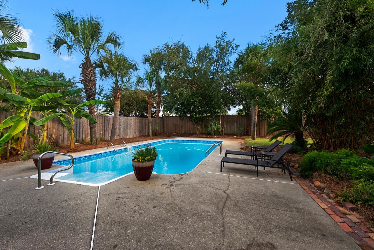 Exterior, Pool